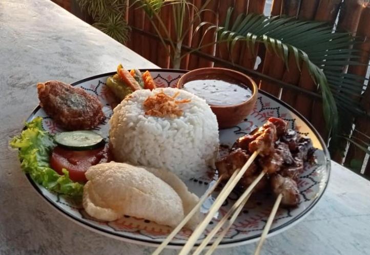Batununggul Sarinah Beach - Bistro & Bungalow מראה חיצוני תמונה